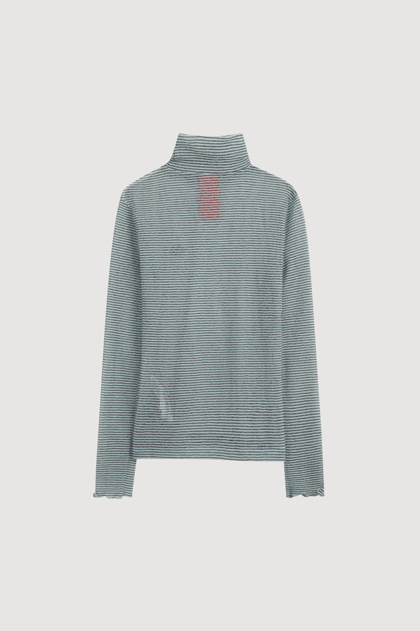 스트라이프 튤 하이넥 티셔츠는 여성 의류로, 봄, 가을에 착용하기 좋습니다. 베이직한 스타일의 레귤러핏 티셔츠로, 그레이 컬러의 스트라이프 패턴이 특징입니다. 튤 소재로 제작되어 부드러운 촉감을 선사하며, 하이넥 디자인과 긴 소매, 프릴 소맷단 디테일이 돋보입니다. 데이트룩, 클래식, 미니멀, 캐주얼 스타일을 연출하기에 적합하며, 심볼 패치가 포인트로 더해졌습니다.
