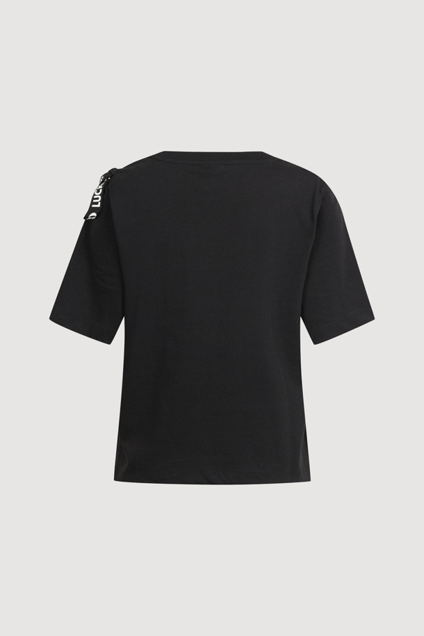 로고 스트랩 하프 슬리브 티셔츠는 부드러운 면 소재로 제작되어 편안한 착용감을 선사합니다. 블랙 컬러의 라운드넥 반소매 티셔츠로, 어깨 부분의 로고 스트랩과 가슴 로고 자수 디테일이 돋보입니다. 밑단 슬릿과 앞뒤 언밸런스 기장 디자인으로 캐주얼하면서도 스포티한 무드를 연출할 수 있습니다. 일상복과 산책룩으로 활용하기 좋으며, 신축성이 있어 활동성을 높여줍니다.
