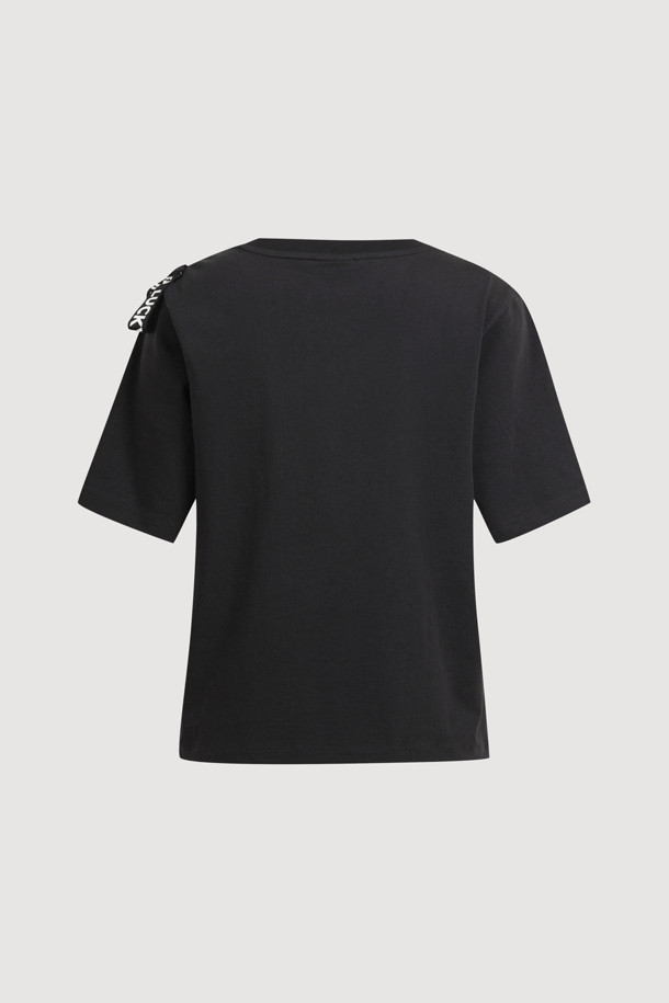 로고 스트랩 하프 슬리브 티셔츠는 스포티하면서도 캐주얼한 스타일을 연출하는 공용 티셔츠입니다. 블랙 컬러의 레귤러핏 티셔츠로, 봄, 여름 시즌에 활용하기 좋습니다. 면 소재로 제작되어 편안한 착용감을 제공하며, 라운드넥에 숄더 로고 스트랩 디테일이 돋보입니다. 가슴 부분의 로고 자수와 앞, 뒤 언밸런스 기장, 사이드 슬릿 디자인이 특징이며, 동네 마실룩이나 여행룩 등 다양한 TPO에 활용 가능합니다. 캐주얼, 스포티, 미니멀 무드를 즐기는 분들께 추천합니다.
