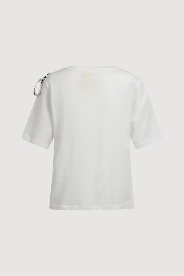 로고 스트랩 하프 슬리브 티셔츠는 부드러운 면 소재로 제작되어 편안한 착용감을 선사합니다. 라운드 넥 라인과 리브 짜임으로 깔끔함을 더하고, 로고 스트랩 장식과 로고 자수 디테일이 스포티한 무드를 연출합니다. 크롭 기장에 앞뒤 언밸런스 디자인으로 트렌디함을 살렸으며, 옆트임 디테일로 활동성을 높였습니다. 봄, 여름 시즌 데일리룩, 여행룩, 봄 소풍룩 등 다양한 TPO에 캐주얼, 미니멀, 스포티 스타일로 활용하기 좋습니다.
