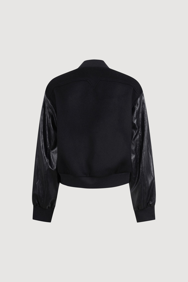 **레더 슬리브 포인트 점퍼 (블랙)**

가을, 겨울 시즌에 착용하기 좋은 레더 슬리브 포인트 점퍼입니다. 울 소재와 가죽 소매 배색이 돋보이며, 부드러운 촉감과 두꺼운 두께감으로 따뜻하게 입을 수 있습니다. 캐주얼, 미니멀, 클래식 스타일을 즐기는 분들께 추천하며, 데일리룩, 모임룩, 데이트룩 등 다양한 TPO에 활용하기 좋습니다. 크롭 기장과 레귤러핏으로 디자인되었으며, 풀 스냅 버튼과 양옆 포켓, 끝단 리브 마감으로 편안함과 활동성을 더했습니다. 무지 디자인으로 어떤 스타일에도 쉽게 매치할 수 있습니다.
