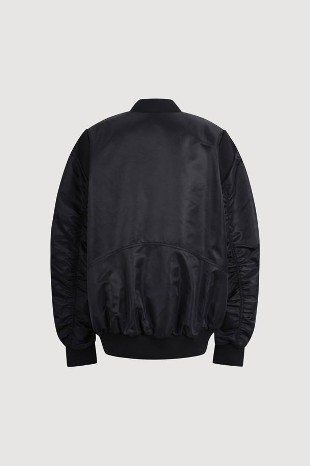 블랙 컬러의 글로시 블루종 점퍼입니다. 나일론 소재로 제작되어 부드러운 촉감을 자랑하며, 봄, 가을 시즌에 적합합니다. 캐주얼, 미니멀, 시티보이 스타일을 즐겨 입는 분들께 추천하며, 무지 패턴과 레귤러핏으로 어떤 옷에도 쉽게 매치할 수 있습니다. 집업과 스냅 버튼으로 여밈이 가능하며, 얇은 두께감으로 간절기에 유용합니다. 양옆 포켓과 리브 짜임 마감 디테일이 돋보이는 데일리 점퍼입니다.
