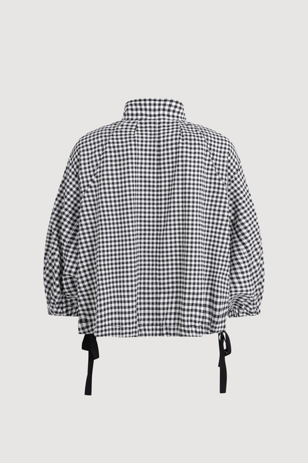 캐주얼 더블 점퍼 (블랙)는 클래식하고 러블리한 무드를 연출하는 여성 점퍼입니다. 봄, 가을에 어울리는 더블 버튼 여밈 방식의 루즈핏 코트 타입으로, 체크 패턴이 특징입니다. 긴 소매와 사이드 포켓, 소매 밴딩 셔링, 밑단 리본 디테일이 돋보입니다. 데이트룩, 모임룩, 쇼핑룩 등 다양한 TPO에 활용하기 좋으며, 미니멀, 걸리시 스타일을 선호하는 분들께 추천합니다.
