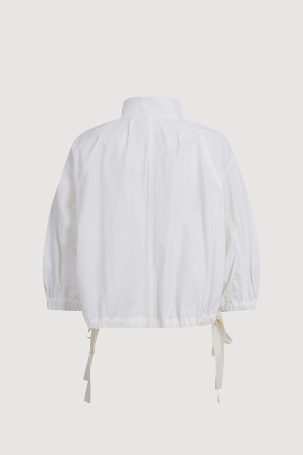 캐주얼 더블 점퍼 (화이트)는 여성스러운 스타일을 연출하기 좋은 아우터입니다. 봄, 가을에 어울리는 이 점퍼는 클래식하고 러블리한 무드를 자아내며, 루즈핏으로 편안하게 착용할 수 있습니다. 더블 버튼 여밈 방식과 긴 소매, 사이드 포켓, 소매 밴딩 셔링, 밑단 리본 디테일이 특징이며, 실루엣 조절이 가능하여 다양한 스타일을 연출할 수 있습니다. 데이트룩, 쇼핑룩, 모임룩 등 다양한 TPO에 미니멀하고 걸리시한 스타일로 코디해보세요.
