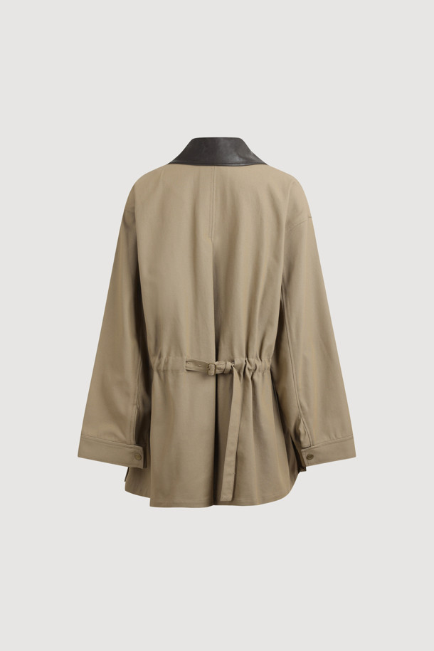 가죽 칼라 스트링 점퍼는 베이지, 블랙 두 가지 색상으로 제공되는 여성용 아우터입니다. 가죽 소재로 제작되어 클래식하고 베이직한 스타일을 연출하며, 봄, 가을에 착용하기 좋습니다. 레귤러 핏의 레귤러 기장으로, 지퍼와 스냅 버튼으로 여밈이 가능하며, 허리 버클 스트랩과 다양한 포켓 디테일이 특징입니다. 데이트룩, 모임룩, 가을 나들이룩에 어울리는 미니멀하고 시크한 분위기를 더해줍니다.
