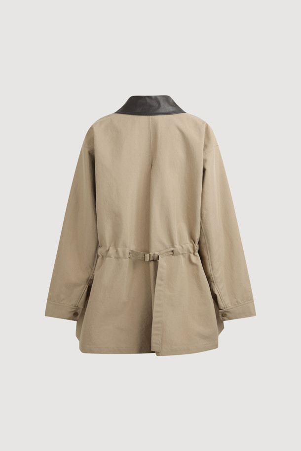 가죽 칼라 스트링 점퍼는 여성 의류로, 베이직하면서도 시크한 스타일을 연출합니다. 봄, 가을에 어울리는 이 점퍼는 레더 칼라와 버클 스트랩, 포켓 디테일로 포인트를 더했습니다. 베이지와 블랙 두 가지 색상으로 출시되었으며, 크롭 기장과 레귤러 핏으로 편안하게 착용할 수 있습니다. 지퍼와 스냅 여밈 방식의 반소매 디자인으로, 데이트룩, 모임룩, 쇼핑룩 등 다양한 TPO에 활용 가능합니다.
