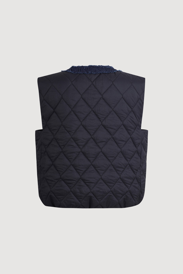 데님 라인 다운 베스트는 가을, 겨울철 캐주얼 스타일을 완성하는 필수 아이템입니다. 블랙, 네이비 두 가지 색상으로 출시되어 어떤 옷에도 쉽게 매치할 수 있습니다. 얇은 두께감의 나일론 소재에 가벼운 패딩 충전재를 사용하여 편안한 착용감을 선사합니다. 데님 라인 포인트와 가슴, 사이드 포켓 디테일이 돋보이며, 레귤러핏으로 제작되어 활동성을 높였습니다. 동네 마실룩이나 겨울 데일리룩으로 활용하기 좋은, 미니멀한 스타일의 패딩 베스트입니다.
