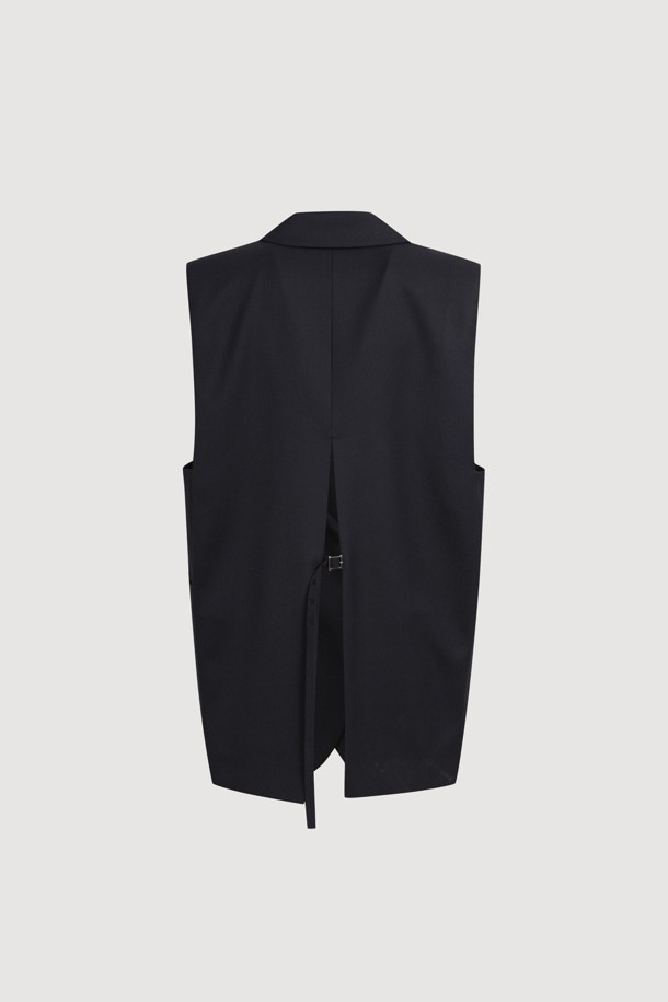 턱 포인트 백 스트랩 베스트 (블랙)는 미니멀하고 베이직한 스타일의 여성용 베스트입니다. 사계절 활용 가능하며, 데이트룩과 모임룩에 잘 어울립니다. 힙라인 기장의 민소매 디자인으로, 턱 디테일과 백 스트랩으로 포인트를 주어 세련된 느낌을 줍니다. 버튼 여밈 방식으로 사이즈 조절이 가능하며, 다양한 스타일 연출에 용이합니다. 블랙 컬러로 어떤 옷에도 매치하기 쉬워 활용도가 높습니다.
