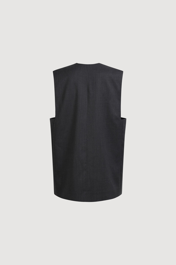 핀 스트라이프 오버 핏 베스트는 포멀하면서 시크한 무드를 연출하는 상의입니다. 블랙 컬러의 핀 스트라이프 패턴이 세련된 느낌을 주며, 브이넥 디자인과 민소매 기장으로 시원하게 착용할 수 있습니다. 오버 핏으로 제작되어 편안한 착용감을 선사하며, 레이어드 스타일링이 가능하여 다양한 연출이 가능합니다. 오피스룩, 출근룩, 모임룩 등 TPO에 맞춰 시크하고 클래식한 스타일을 완성해보세요. 사계절 내내 활용 가능한 실용적인 아이템입니다.
