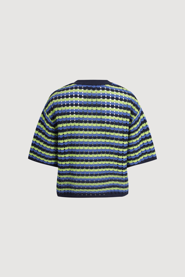 컬러 믹스 크로셰 풀오버는 네이비, 그린, 블루 컬러 배색의 여성용 니트/스웨터입니다. 봄, 여름 시즌에 어울리는 반소매 기장의 레귤러핏 상의로, 캐주얼한 스타일을 연출합니다. 부드러운 촉감의 니트 소재에 크로셰와 스트라이프 패턴이 돋보이며, 라운드넥 디자인과 리브 짜임 마감, 통기성이 특징입니다. 동네 마실룩이나 카페룩, 캐주얼, 미니멀, 클래식 스타일을 선호하는 분들께 추천합니다.
