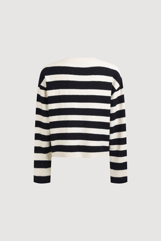 블랙과 화이트 스트라이프 패턴의 사이드 리본 니트 풀오버입니다. 부드러운 울 소재로 제작되어 가을, 겨울철 따뜻하게 착용 가능하며, 루즈핏과 라운드넥 디자인으로 편안한 착용감을 선사합니다. 양옆 트임과 립 조직 디테일, 사이드 리본으로 포인트를 더해 캐주얼하면서도 베이직한 스타일을 연출합니다. 긴 소매 기장과 두꺼운 두께감으로 겨울 데일리룩에 적합하며, 아울렛 전용 제품으로 만나보실 수 있습니다.
