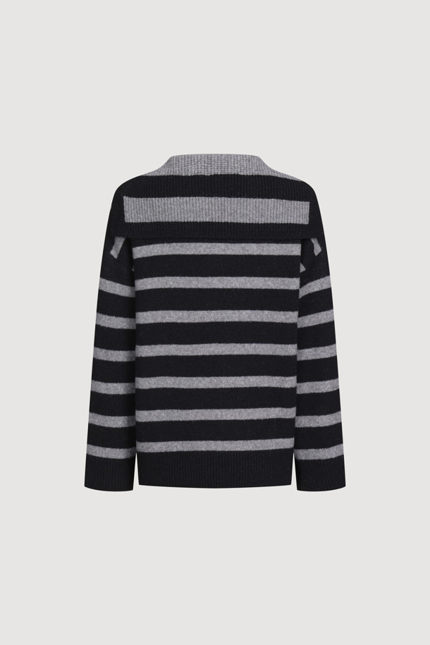 **Stripe Sailor Collar Knit (스트라이프 세일러 칼라 니트)**

가을, 겨울 시즌을 위한 여성 니트/스웨터입니다. 부드러운 촉감의 니트 소재로 제작되었으며, 블랙과 그레이 두 가지 색상으로 만나보실 수 있습니다. 레귤러 핏과 긴 소매 기장, 두꺼운 두께감으로 따뜻하게 착용 가능하며, 캥거루 포켓과 리브 마감 디테일이 돋보입니다. 페미닌, 캐주얼 스타일 모두 소화 가능하며, 브랜드 로고 자수가 은은하게 포인트가 되어줍니다. 세일러 칼라와 스트라이프 패턴의 조화가 돋보이는 데일리 니트입니다. 
