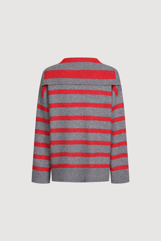 그레이와 레드의 스트라이프 패턴이 돋보이는 스트라이프 세일러 칼라 니트입니다. 부드러운 촉감의 니트 소재로 제작되어 가을, 겨울 시즌 따뜻하게 착용하기 좋습니다. 캥거루 포켓과 브랜드 로고 자수, 리브 마감 디테일이 더해져 캐주얼하면서도 페미닌한 무드를 연출합니다. 레귤러핏과 긴소매 기장으로 편안하게 데일리룩, 카페룩, 데이트룩 등 다양한 TPO에 활용하기 좋습니다. 보온성이 뛰어나 추운 날씨에도 따뜻함을 유지해 줍니다.
