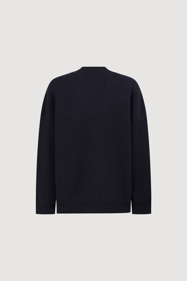 네이비 컬러의 리버서블 도트 니트 가디건입니다. 울 소재로 제작되어 부드러운 촉감을 선사하며, 봄, 가을, 겨울 세 계절 모두 활용 가능합니다. 레귤러 핏과 라운드넥 디자인으로 캐주얼하고 베이직한 스타일을 연출할 수 있습니다. 도트 무늬와 무지 디자인을 한 면씩 사용하여 2WAY 스타일링이 가능하며, 양옆 포켓으로 실용성을 더했습니다. 두꺼운 두께감으로 겨울철 데일리룩에 따뜻함을 더해줄 아이템입니다.
