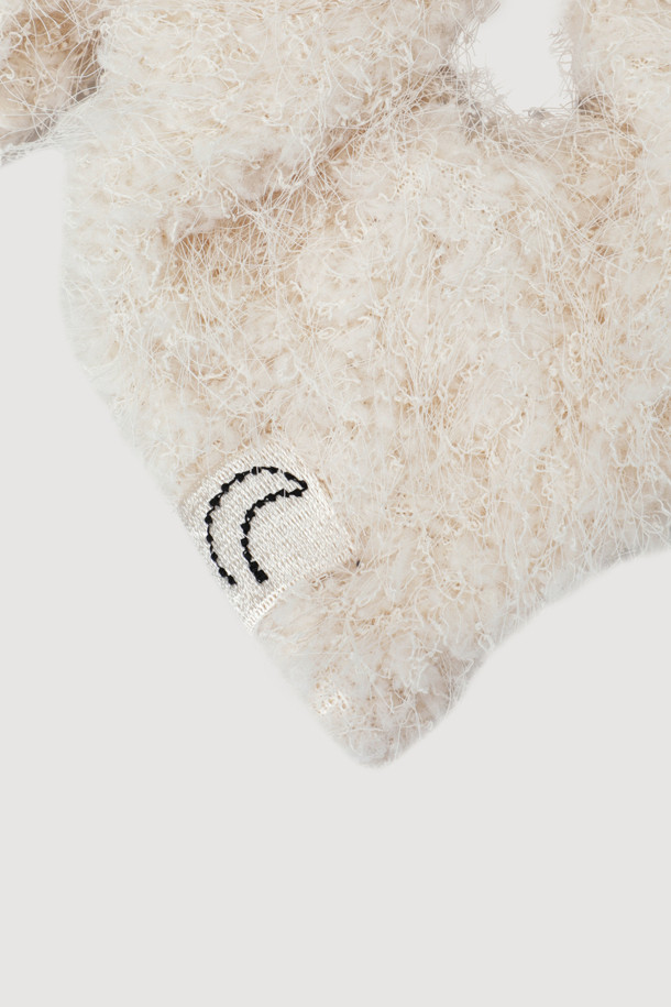 럭키슈에뜨(LUCKY CHOUETTE)의 Chouetties(슈에티스) 부클 스크런치(아이보리)입니다. 부드러운 부클 소재로 제작되어, 캐주얼한 무드로 연출하기 좋습니다. 아이보리 컬러에 럭키 크레센트 문 와펜 자수 포인트가 더해져 포인트를 더했습니다. 동네 마실룩, 카페룩 등 편안한 스타일에 매치하여 미니멀하면서도 개성 있는 스타일을 연출해보세요. 사각형 형태의 스크런치로, 부드러운 촉감이 특징입니다.
