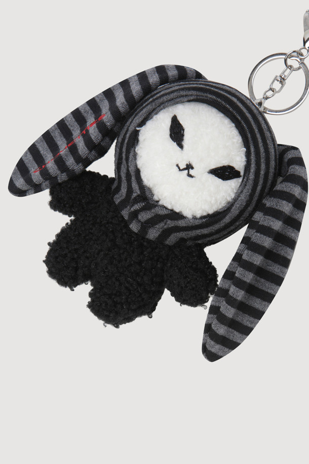 LUCKY CHOUETTE (럭키슈에뜨)의 Chouetties (슈에티스) Shurong (슈롱) 키링입니다. 부클과 져지 소재를 사용하여 제작되었으며, 캐주얼한 스타일을 연출합니다. 멀티컬러, 블랙, 그레이 색상으로 제공되며, 스트라이프와 슈롱이 캐릭터, 토끼 탈 디자인의 자수 장식이 돋보입니다. 탈착 가능하여 실용적이며, 일상에서 포인트를 줄 수 있는 아이템입니다. 올빼미 캐릭터가 귀여움을 더하는 키링입니다.
