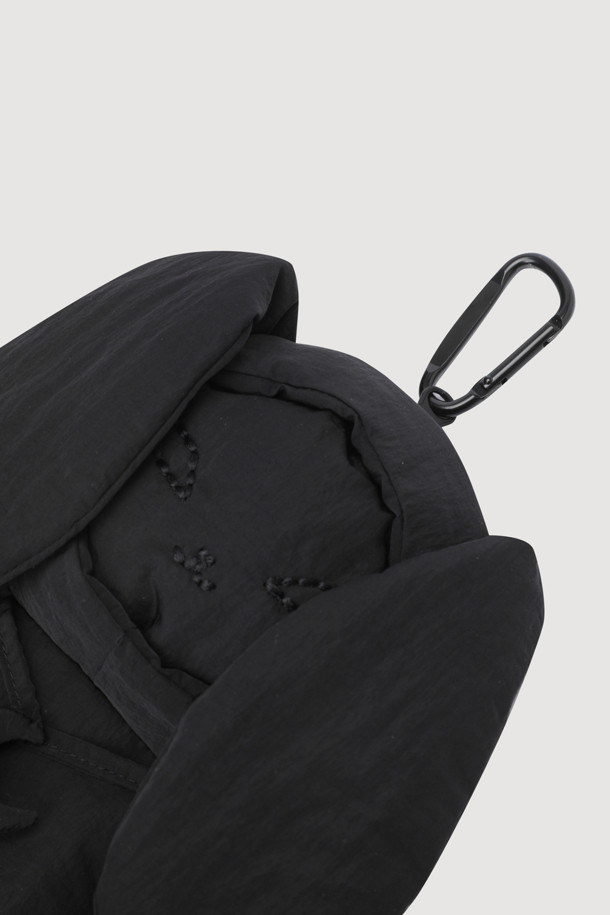 LUCKY CHOUETTE(럭키슈에뜨)의 Chouetties(슈에티즈) 라인, 슈롱이 캐릭터의 깜찍함을 담은 블랙 컬러의 파우치 키링입니다. 가볍고 튼튼한 나일론 소재에 사랑스러운 프릴 디테일이 돋보이며, 미니 사이즈로 수납 기능을 더했습니다. 캐주얼, 걸리시, 스트리트 스타일 모두 소화 가능한 디자인으로, 동네 마실룩, 산책룩, 여행룩 등 다양한 TPO에 활용하기 좋습니다. 슈롱이 캐릭터 모양으로 귀여움을 더해 소지품에 포인트를 줄 수 있습니다.
