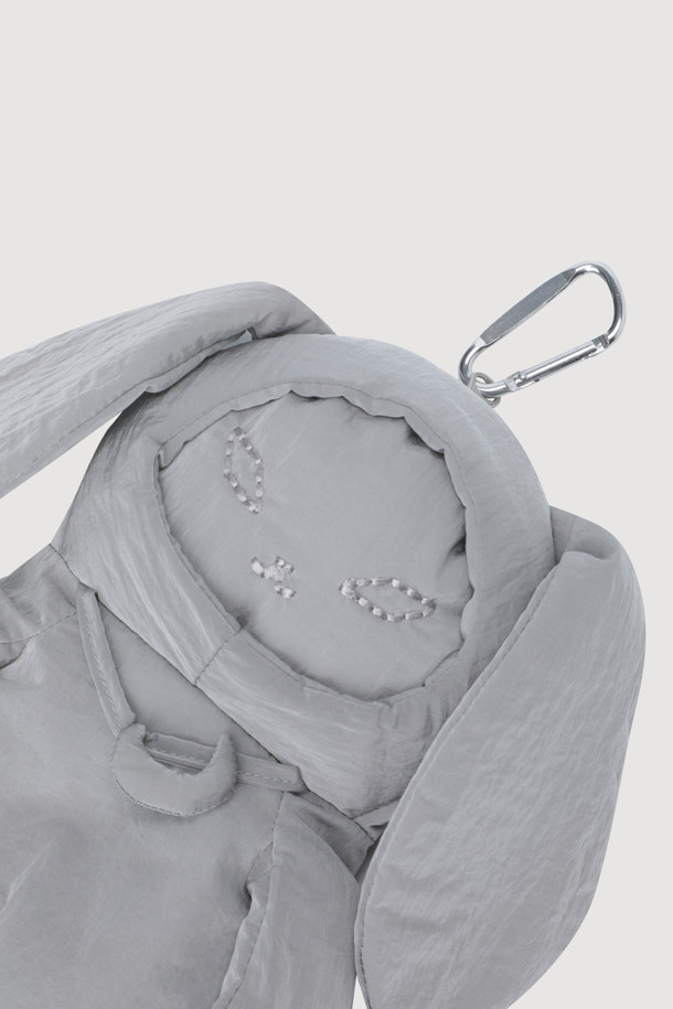 Chouetties by LUCKY CHOUETTE(슈에티 by 럭키슈에뜨)의 Chourong Pouch Key Ring(슈롱 파우치 키링) (silver)입니다. 가볍고 넉넉한 수납력을 자랑하는 파우치형 키링으로, 캐주얼한 스타일을 연출하기 좋습니다. 나일론 소재로 제작되었으며, 슈롱이 캐릭터 디자인이 귀엽게 돋보입니다. 동네 마실룩, 쇼핑룩, 여행룩 등 다양한 TPO에 활용할 수 있으며, 캐주얼, 미니멀, 걸리시한 스타일을 즐기는 분들께 추천합니다. 프릴 점퍼와 함께 코디하여 더욱 사랑스러운 룩을 완성해보세요.
