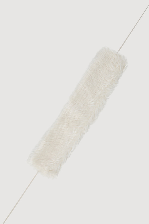 LUCKY CHOUETTE (럭키슈에뜨)의 Chouetties Fake Fur Belt (아이보리)는 부드러운 촉감의 페이크 퍼 소재로 제작된 여성용 벨트입니다. 가을, 겨울 시즌에 어울리며, 캐주얼, 미니멀, 클래식 스타일을 모두 아우르는 디자인입니다. 끈으로 여미는 방식이며, 개발 달 금속 장식이 포인트로 더해져 세련된 느낌을 줍니다. 가벼운 착용감으로 데이트룩, 모임룩 등 다양한 룩에 레이어드하여 연출할 수 있습니다.
