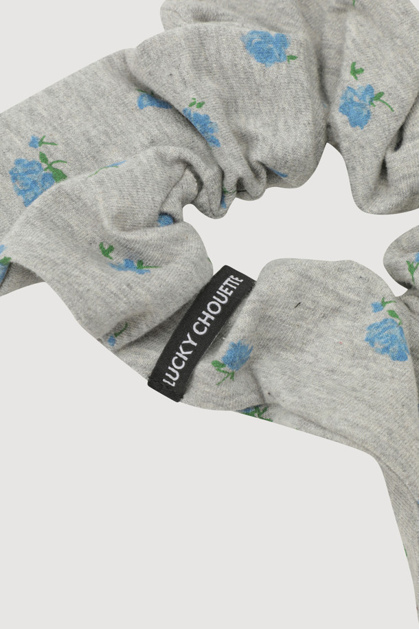 LUCKY CHOUETTE의 [Re-Order] Chouetties_Pattern Scrunchie (grey)는 데일리 스타일을 위한 여성용 스크런치입니다. 플라워 패턴과 신축성 좋은 소재, 라벨 포인트를 더해 크레센트 문과 세일러문 컨셉을 표현했습니다. 18cm 사각 형태의 그레이 컬러 스크런치는 당신의 헤어스타일에 사랑스러운 포인트를 더해줄 것입니다.
