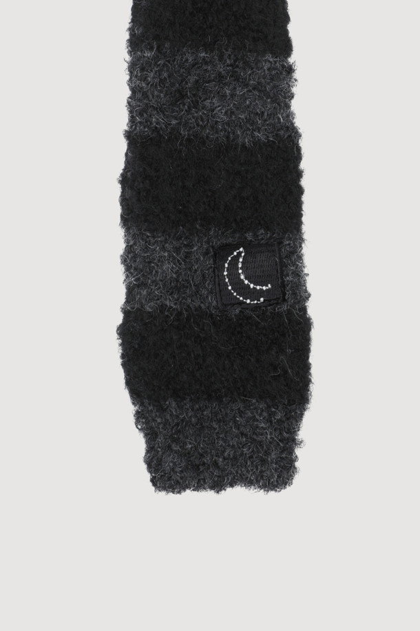 럭키슈에뜨(LUCKY CHOUETTE)의 Chouetties 스트라이프 니트 머플러(블랙)입니다. 울 소재로 제작되어 가을과 겨울철에 따뜻하게 착용할 수 있으며, 얇은 두께감으로 답답함 없이 부드러운 착용감을 선사합니다. 블랙 컬러 바탕에 스트라이프 패턴으로 디자인되어 캐주얼, 베이직, 클래식, 미니멀 등 다양한 스타일 연출에 활용할 수 있습니다. 출근룩에 포인트를 더할 수 있으며, 럭키 크레센트 문 모티브 와펜 자수가 은은하게 디자인되어 있습니다.
