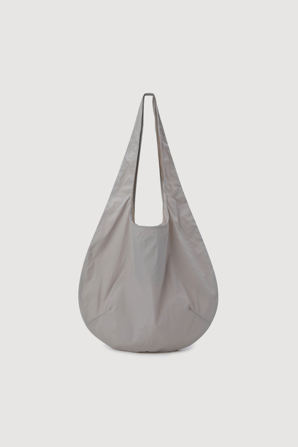 Chouetties by LUCKY CHOUETTE의 Graphic Tote Bag(grey)은 빈티지한 무드의 여성용 토트백입니다. 나일론 소재에 달 모티프와 리본, 프린트 패턴이 돋보이며, 접이식 디자인으로 휴대성을 높였습니다. 내부 포켓이 있어 실용적이며, 매지컬/셀레스티얼 테마를 담아 일상 속에서 특별한 스타일을 연출합니다.
