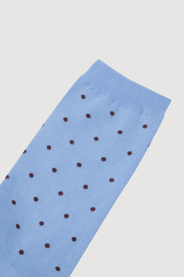 럭키슈에뜨의 도트 패턴 삭스(블루)는 캐주얼한 스타일을 연출하기 좋은 양말입니다. 면 소재로 제작되어 부드러운 촉감을 제공하며, 사계절 내내 편안하게 착용할 수 있습니다. 발목 뒤쪽에는 달 직조 디테일, 바닥에는 레터링 직조가 적용되어 디자인 포인트를 더했습니다. 도트 패턴과 블루 컬러가 어우러져 동네 마실룩, 집콕룩, 산책룩 등 다양한 TPO에 매치하기 좋습니다. 신축성이 있어 활동성을 높여주며, 미니멀한 룩에도 잘 어울립니다.
