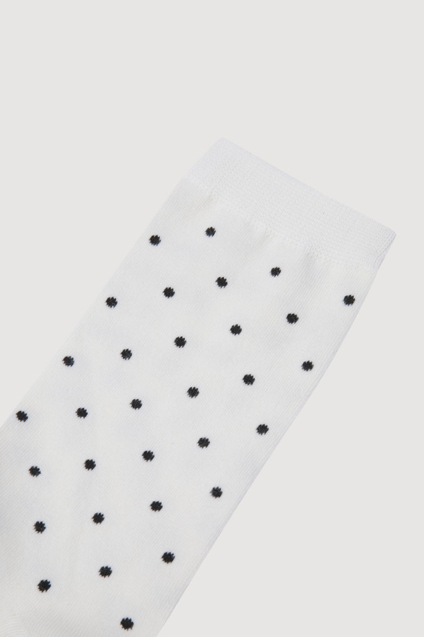 LUCKY CHOUETTE(럭키 슈에뜨)의 도트 패턴 삭스(화이트)입니다. 면 소재로 제작되어 부드러운 촉감을 선사하며, 사계절 내내 편안하게 착용할 수 있습니다. 발목 뒤쪽에는 달 직조 포인트, 발바닥 부분에는 레터링 직조 디테일이 더해져 디자인 포인트를 더했습니다. 캐주얼하고 미니멀한 스타일로, 동네 마실룩이나 집콕룩 등 다양한 TPO에 매치하기 좋습니다. 신축성이 있어 활동성이 뛰어나며, 깔끔한 화이트 컬러에 도트 무늬가 더해져 어디에나 잘 어울리는 데일리 아이템입니다.
