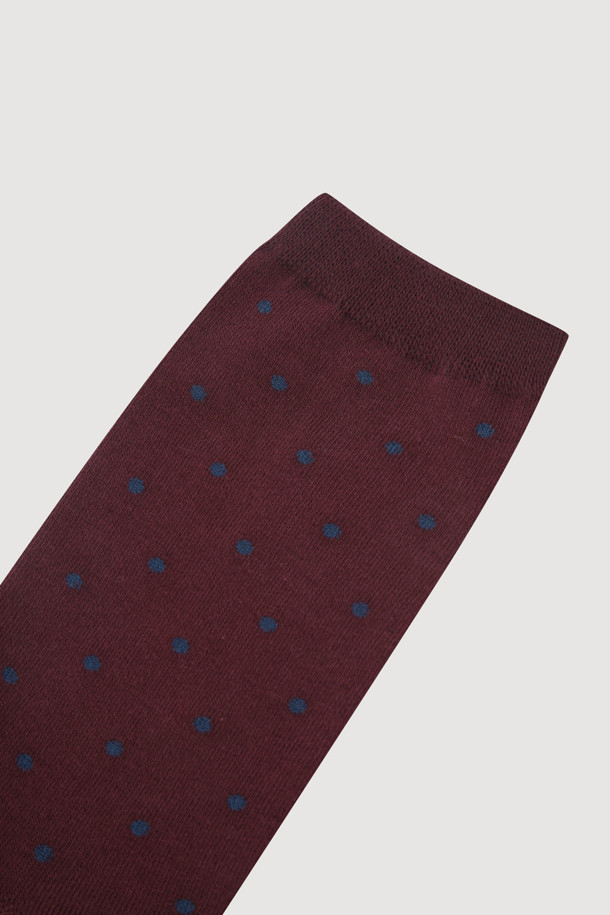 럭키 슈에뜨 by 럭키 슈에뜨 도트 패턴 양말(와인)은 면 소재로 제작되어 부드러운 촉감을 선사합니다. 사계절 내내 착용 가능한 이 양말은 캐주얼 스타일로, 도트 무늬가 돋보입니다. 발목 뒤 달 직조와 바닥 레터링 직조 디테일이 돋보이며, 신축성이 있어 편안한 착용감을 제공합니다. 동네 마실룩, 집콕룩, 산책룩 등 다양한 TPO에 활용하기 좋으며, 미니멀한 스타일을 연출할 수 있습니다.
