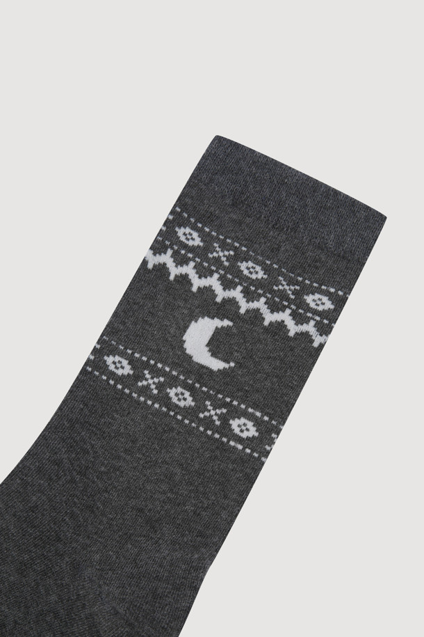 럭키슈에뜨의 Chouetties (슈에티) 노르딕 패턴 양말 (그레이)입니다. 면 소재로 제작되어 편안한 착용감을 선사하며, 사계절 내내 활용하기 좋습니다. 캐주얼 및 미니멀 스타일에 잘 어울리며, 일상에서 데일리하게 착용하기 좋습니다. 노르딕 패턴과 럭키슈에뜨 로고, 달 모티브 레터링 디자인이 특징입니다. 심플하면서도 포인트를 더해주는 디자인으로 다양한 룩에 매치하기 좋습니다.

