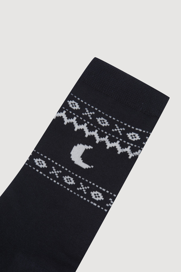 럭키 슈에뜨(LUCKY CHOUETTE)의 Chouetties 노르딕 패턴 양말(다크 네이비)입니다. 면 소재로 제작되어 사계절 내내 편안하게 착용할 수 있으며, 일상생활은 물론 산책룩에 잘 어울립니다. 다크 네이비 컬러와 노르딕 패턴, 달 모티브 디자인이 조화롭게 어우러져 캐주얼, 미니멀, 클래식 스타일을 연출하기 좋습니다. 발바닥 부분에는 레터링 직조 디테일이 더해져 포인트를 줍니다.
