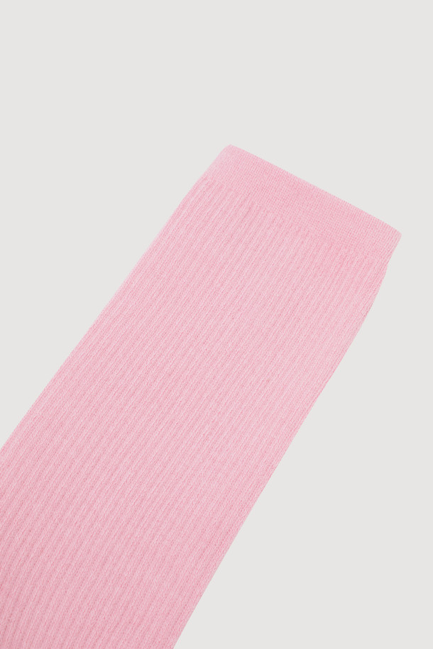 럭키슈에뜨 by 슈에티스_베이직 골지 양말은 면 소재로 제작되어 부드러운 촉감을 선사합니다. 핑크 컬러에 골지 패턴과 레터링 디자인이 더해져 캐주얼하고 미니멀한 스타일을 연출합니다. 발바닥 부분의 레터링 직조 디테일이 돋보이며, 신축성이 좋아 편안한 착용감을 제공합니다. 일상생활은 물론, 동네 마실룩이나 집콕룩에도 활용하기 좋은 아이템입니다. 사계절 내내 데일리로 착용할 수 있는 베이직한 양말입니다.
