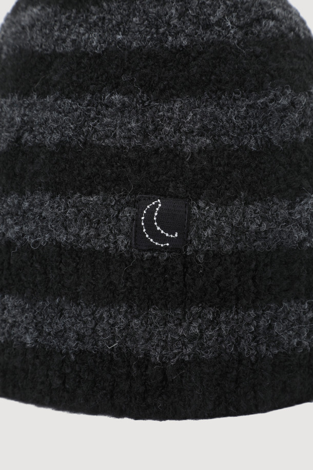 럭키슈에뜨(LUCKY CHOUETTE)의 Chouetties 스트라이프 니트 비니(블랙)입니다. 가을, 겨울 시즌에 어울리는 울 혼방 소재로 제작되어 부드러운 촉감을 선사하며, 가벼운 착용감을 자랑합니다. 일상 및 출근룩, 모임룩에 매치하기 좋으며, 캐주얼, 미니멀, 클래식 스타일을 모두 소화할 수 있습니다. 얇은 두께감과 일반 모자 깊이로 편안하게 착용 가능하며, 럭키 크레센트 문 모티브 자수와 와펜 디자인이 돋보입니다. 블랙 컬러의 스트라이프 패턴으로 어떤 스타일에도 웨어러블하게 연출할 수 있습니다.
