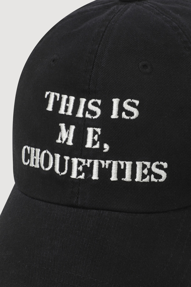 LUCKY CHOUETTE의 Chouetties 자수 포인트 볼캡입니다. 블랙 컬러의 코튼 소재로 제작되어 봄, 여름, 가을 계절에 착용하기 좋습니다. "Chouetties" 레터링 자수와 버클 디자인, 후면 사이즈 조절 버클이 특징이며, 일상생활에서 유니크한 스타일을 연출할 수 있습니다.
