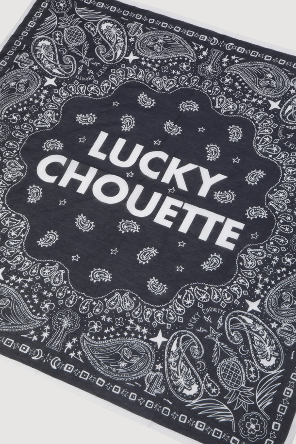 다크 네이비 색상의 페이즐리 스퀘어 스카프입니다. 면과 실크 혼방 소재로 제작되어 부드러운 촉감을 선사하며, 봄, 여름, 가을 계절에 착용하기 좋습니다. 클래식과 캐주얼 스타일 모두 소화 가능하며, 헤어밴드 또는 탑으로도 활용 가능한 다용도 아이템입니다. 동네 마실룩, 카페룩, 여행룩 등 다양한 TPO에 맞춰 스타일링 해보세요. 미니멀한 룩에도 포인트 아이템으로 활용하기 좋습니다.
