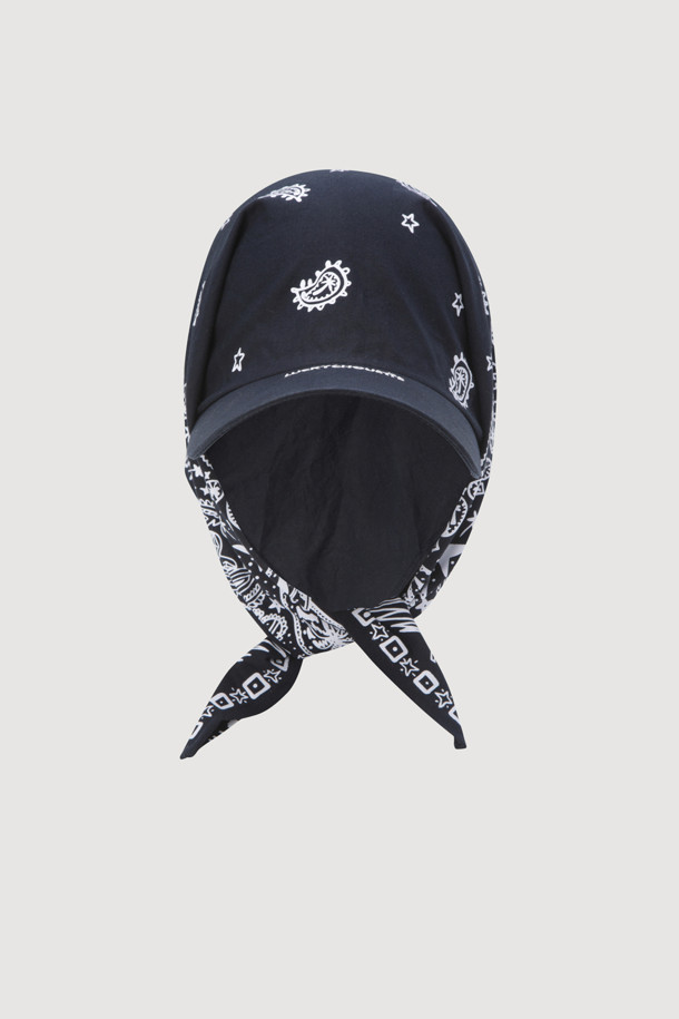 페이즐리 스카프 캡(다크 네이비)은 스트리트 감성을 담아낸 하이브리드 캐주얼 스타일의 모자입니다. 다크 네이비 컬러에 페이즐리 무늬가 돋보이며, 스카프를 활용한 투웨이 연출이 가능합니다. 앞면에는 럭키슈에뜨 레터링 자수 디테일이 더해져 포인트를 더했습니다. 산책룩이나 여행룩에 매치하여 개성 있는 스타일을 연출할 수 있으며, 캐주얼, 스트리트, 클래식 등 다양한 스타일을 소화합니다.
