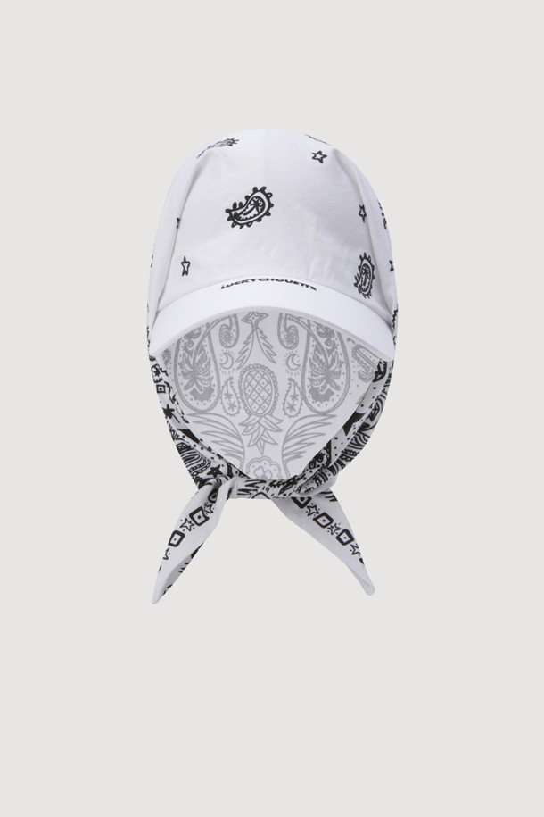 페이즐리 스카프 캡(화이트)은 캐주얼, 스트리트, 미니멀 스타일을 즐겨 입는 분들을 위한 모자입니다. 부드러운 화이트 컬러 바탕에 페이즐리 무늬가 포인트로 들어가 있으며, 챙 부분에는 레터링 자수가 더해져 유니크한 디자인을 자랑합니다. 스카프는 투웨이 연출이 가능하여 다양한 스타일을 연출할 수 있으며, 동네 마실룩이나 산책룩에 툭 걸치기 좋습니다. 일상에서 개성 있는 포인트를 더하고 싶을 때 활용해보세요.
