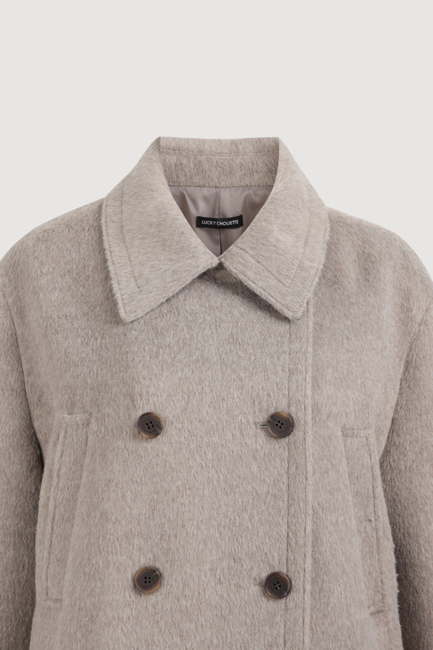 럭키슈에뜨의 Chouetties (슈에티스) 하프 더블 코트는 멜란지 베이지 컬러의 여성용 코트입니다. 캐주얼한 스타일로, 가을과 겨울에 착용하기 좋으며, 루즈핏으로 편안함을 더했습니다. 울 소재에 두꺼운 두께감으로 따뜻함을 유지하며, 안감이 있어 착용감을 높였습니다. 더블 버튼 여밈 방식과 4개의 포켓, 긴 소매 디자인이 특징이며, 출근룩, 클래식, 미니멀, 캐주얼 스타일을 연출하기 좋습니다.
