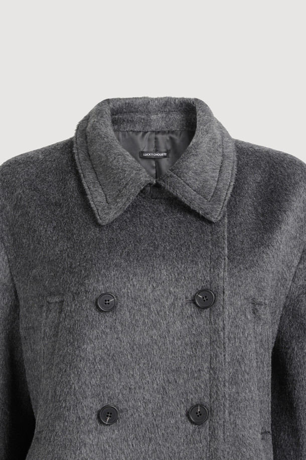LUCKY CHOUETTE (럭키슈에뜨)의 Chouetties Half Double Coat (슈에티스 하프 더블 코트)는 멜란지 그레이 컬러의 여성용 코트입니다. 캐주얼 및 베이직 스타일로, 가을과 겨울에 착용하기 좋은 두꺼운 울 소재의 하프 기장 더블 코트입니다. 루즈핏으로 편안하게 착용 가능하며, 4개의 포켓과 안감이 있어 실용성을 더했습니다. 출근룩, 모임룩, 데이트룩 등 다양한 TPO에 활용할 수 있으며, 클래식, 미니멀, 캐주얼 스타일을 연출하기 좋습니다. 부드러운 촉감과 긴 소매 기장이 특징입니다.
