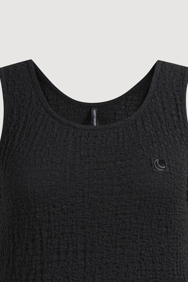 LUCKY CHOUETTE(럭키슈에뜨) Chouetties U넥 슬리브리스 원피스 (블랙)입니다. 깊고 와이드한 U넥 디자인과 솔리드, 체크 소재의 세련된 믹스가 돋보입니다. 허리 스트링 디테일과 Lucky Crescent Moon 모티브 패치 자수가 포인트로 더해졌으며, 단독 또는 레이어드하여 다양한 스타일을 연출할 수 있습니다. 데이트룩, 카페룩, 모임룩에 어울리는 클래식, 미니멀, 걸리시 무드의 슬리브리스 원피스입니다. 봄, 여름 시즌에 시원하고 스타일리시하게 즐겨보세요.
