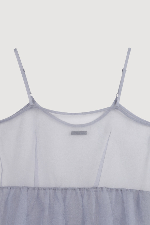 럭키 슈에뜨의 레이어링 민소매 원피스(grey)는 페미닌한 무드를 연출하는 여성 의류입니다. 봄, 여름 시즌에 어울리는 얇은 두께감의 루즈핏 원피스로, 광택감 있는 소재와 셔링 디테일이 특징입니다. 조절 가능한 어깨끈으로 편안하게 착용 가능하며, 뒷면 라벨 장식으로 포인트를 더했습니다. 데이트룩, 카페룩, 여행룩 등 다양한 TPO에 활용 가능하며, 미니멀, 로맨틱, 클래식 스타일을 즐기는 분들께 추천합니다. 무지 디자인의 레이어드 치마 타입으로, 세련된 스타일을 연출할 수 있습니다.
