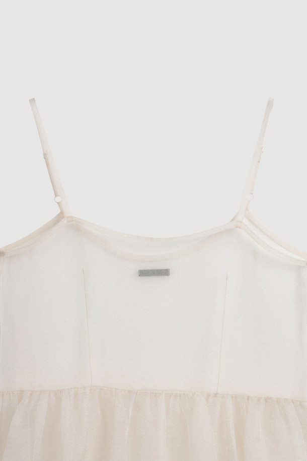 Chouetties by 럭키슈에뜨 레이어링 슬리브리스 원피스 (옐로우)는 얇은 두께감과 페미닌한 스타일의 여성용 원피스입니다. 봄, 여름 시즌에 어울리는 민소매 디자인으로, 셔링 디테일과 은은한 광택감이 특징입니다. 조절 가능한 어깨끈으로 편안하게 착용 가능하며, 레이어링하여 다양한 스타일을 연출할 수 있습니다. 데이트룩, 카페룩, 여행룩에 적합하며, 미니멀, 로맨틱, 클래식 스타일을 즐기는 분들께 추천합니다. 뒤 라벨 장식으로 포인트를 더했습니다.
