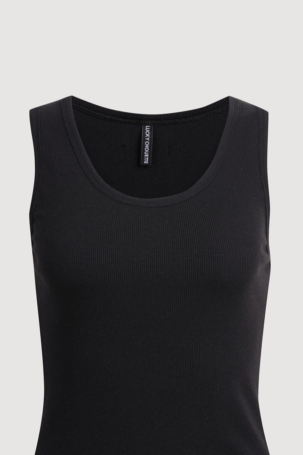 럭키슈에뜨의 헴 볼륨 민소매 원피스(블랙)는 여성용 캐주얼 원피스입니다. A라인 핏과 플레어 치마 타입으로, 허리 밴딩과 스커트 셔링 디테일이 특징이며 볼륨감 있는 실루엣을 연출합니다. 라운드넥 디자인에 민소매 기장으로, 여름철 데이트룩, 카페룩, 바캉스룩 등 다양한 TPO에 활용하기 좋습니다. 뒷면 라벨 장식, 무지 패턴으로 미니멀하고 로맨틱한 스타일을 완성하며, 레이어드 스타일링으로 개성 있는 연출이 가능합니다.
