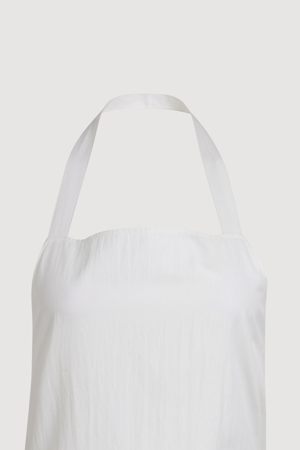 럭키슈에뜨의 Chouetties (슈에티스) 홀터넥 미니 드레스 (화이트)는 여성스러운 무드를 연출하는 여름 스타일의 미니 원피스입니다. A라인 플레어 스커트에 달 모티프 패턴이 더해져 로맨틱한 분위기를 자아내며, 홀터넥과 민소매 디자인으로 시원함을 더했습니다. 허리 밴딩과 등판 리본 디테일, 안감 처리가 편안한 착용감을 선사하며, 레이어드 스타일링이 가능하여 다양한 연출이 가능합니다. 데이트룩, 휴가룩, 리조트룩 등 TPO에 구애받지 않고, 걸리시하고 리조트한 스타일을 완성할 수 있습니다.
