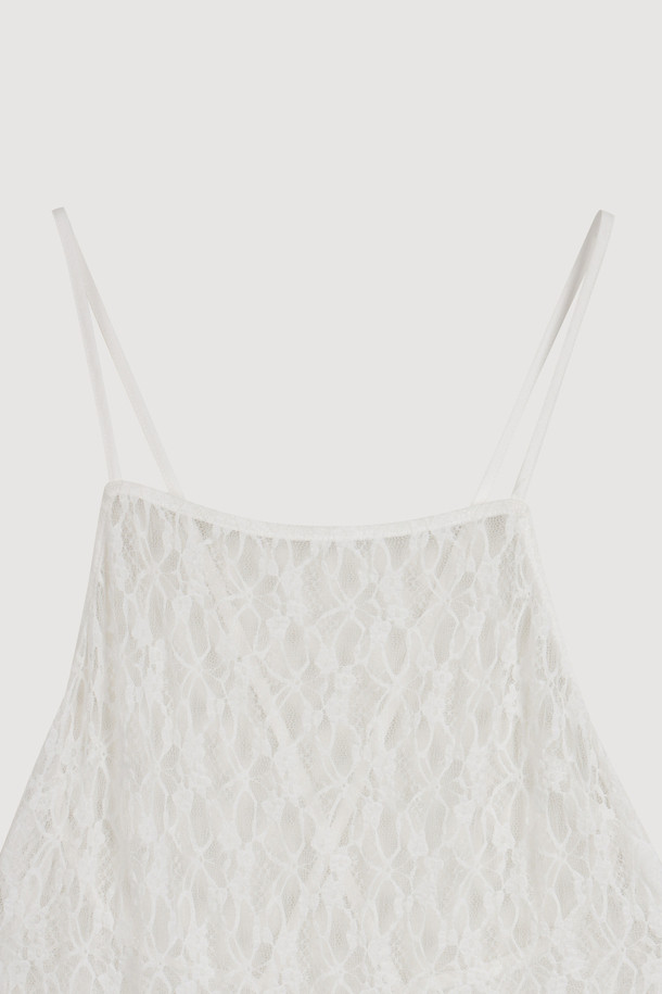 럭키슈에뜨 레이스 레이어링 드레스 (화이트)는 로맨틱하고 미니멀한 스타일을 연출하는 여성용 원피스입니다. 여름 계절에 어울리는 민소매 디자인으로, 얇은 레이스 소재와 슬림핏이 특징입니다. 뒤 X자형 끈 디자인과 신축성 있는 소재로 편안한 착용감을 선사하며, 스윔웨어 또는 이너와 레이어드하여 다양한 스타일을 연출할 수 있습니다. 데이트룩, 휴가룩, 리조트룩으로 활용하기 좋습니다. 스퀘어넥 라인과 레이어드 치마 타입이 드레시한 분위기를 더합니다.
