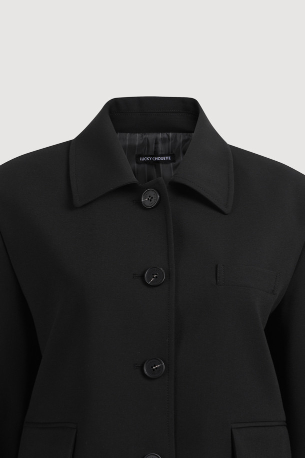 럭키슈에뜨(LUCKY CHOUETTE)의 Chouetties Frill Point 재킷은 우아하고 페미닌한 스타일을 연출하는 여성용 블랙 자켓입니다. 봄, 가을에 착용하기 좋으며, 레귤러 핏과 보통 두께감으로 편안하게 즐길 수 있습니다. 테일러드 코트 타입에 싱글 버튼 여밈으로 깔끔함을 더하고, 어깨 패드와 러플 디테일이 특징입니다. 안감과 스트라이프 무늬가 고급스러운 느낌을 주며, 오피스룩, 모임룩, 데이트룩 등 다양한 TPO에 활용 가능합니다. 클래식, 미니멀, 시크한 스타일을 선호하는 분들께 추천합니다.
