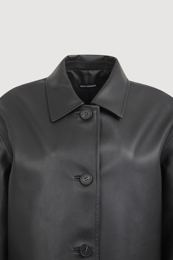 LUCKY CHOUETTE (럭키슈에뜨)의 Chouetties 페이크 레더 재킷 (블랙)입니다. 부드러운 촉감의 인조 가죽 소재로 제작되었으며, 봄, 가을에 착용하기 좋은 두께감입니다. 루즈핏 싱글 버튼 디자인으로 매니시하면서도 캐주얼한 스타일을 연출할 수 있습니다. 어깨 패드가 내장되어 있으며, 양쪽 아웃 포켓과 가먼트 워싱 처리로 디테일을 더했습니다. 출근룩, 모임룩, 데이트룩 등 다양한 TPO에 미니멀, 클래식, 시크한 무드로 활용하기 좋습니다.
