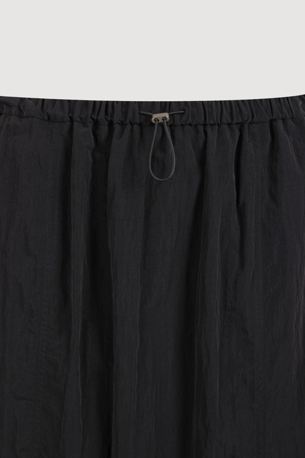 럭키슈에뜨(LUCKY CHOUETTE)의 Chouetties 허리 스트링 롱 스커트(블랙)입니다. 나일론 소재로 제작되어 얇고 가볍게 착용 가능하며, 사계절 내내 활용할 수 있습니다. 허리 밴딩과 스트링으로 편안한 착용감을 선사하며, 셔링 디테일이 여성스러운 실루엣을 연출합니다. 뒷면 포켓과 레터링 자수 포인트로 캐주얼하고 우아한 스타일을 완성하며, 동네 마실룩이나 여행룩에 모두 잘 어울립니다. H라인 핏의 롱스커트로 미니멀하고 클래식한 스타일을 연출해보세요.
