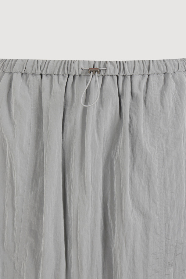 럭키슈에뜨(LUCKY CHOUETTE)의 Chouetties 허리 스트링 롱 스커트(실버)입니다. 부드러운 나일론 소재로 제작되어 편안한 착용감을 선사하며, 사계절 내내 활용 가능한 아이템입니다. H라인 루즈핏에 허리 밴딩과 스트링 디테일이 더해져 캐주얼하면서도 우아한 분위기를 연출합니다. 뒷면 포켓과 레터링 자수 포인트로 밋밋함을 덜었으며, 데이트룩, 쇼핑룩 등 다양한 TPO에 맞춰 미니멀, 클래식 스타일을 완성할 수 있습니다. 실버 컬러의 얇은 두께로 시원하고 세련된 느낌을 줍니다.
