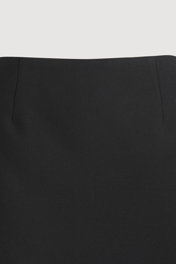 럭키슈에뜨(LUCKY CHOUETTE)의 프릴 헴 미니 스커트(black)입니다. 캐주얼한 무드의 블랙 미니스커트로, H라인 핏과 로우라이즈 디자인이 특징입니다. 폴리에스테르 소재로 제작되어 사계절 내내 편안하게 착용할 수 있으며, 프릴 밑단 디테일이 여성스러운 포인트를 더합니다. 사이드 지퍼로 간편하게 여닫을 수 있으며, 데이트룩, 쇼핑룩 등 다양한 TPO에 활용 가능합니다. 레이어드 스타일링을 통해 미니멀, 클래식 룩을 연출할 수 있습니다.
